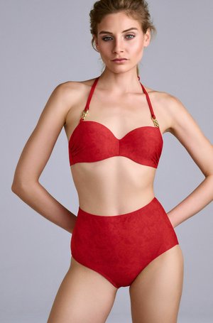 Rød bikini sæt med en polstret, strapless top med guldhardware og højtaljede bikiniunderdel. Glat tekstur, subtile mønstre overalt.