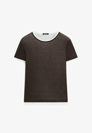 Ciemnobrązowy T-shirt z krótkim rękawem z białym wykończeniem na okrągłym dekolcie, mankietach rękawów i dolnym brzegu, rozłożony na płasko na białym tle.