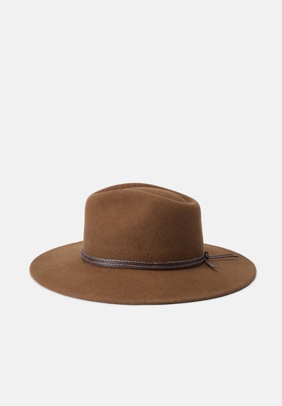 Chapeau en feutre marron avec une large bordure et une bande en cuir tressée marron foncé. Texture lisse avec une couronne arrondie et des détails de couture subtils.