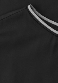 Chemise noire avec un gros plan de l'encolure présentant un col côtelé avec des rayures blanches et grises foncées.