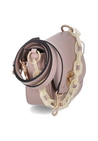 Sac à main en cuir rose clair de forme structurée, doté de quincaillerie dorée et d'un accent en chaîne acrylique transparente. Comprend une bandoulière noire.