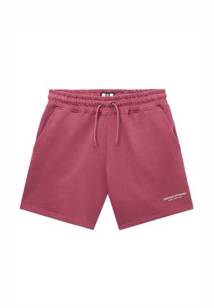 Bordeauxrote Shorts mit elastischem Bund, Kordelzug, Seitentaschen und weißem "Weekend Offender Admit Nothing" Schriftzug am unteren linken Bein.