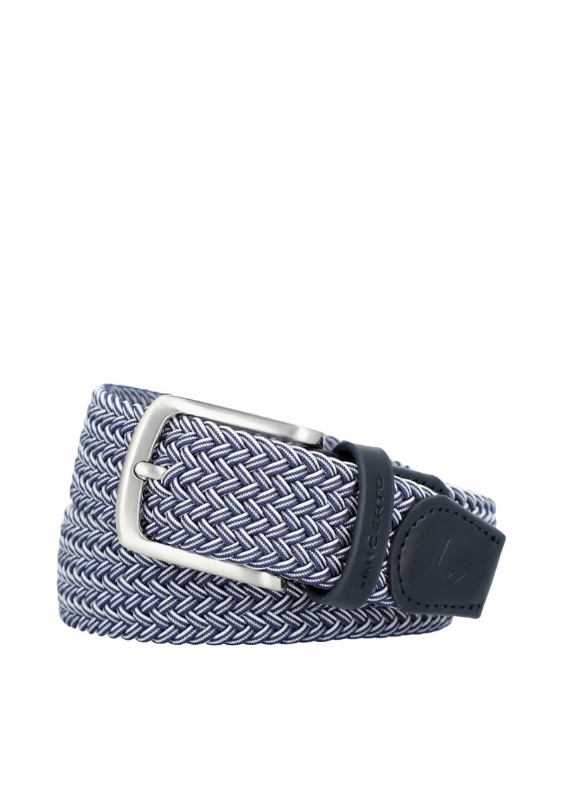 Granatowy pleciony pasek z białymi akcentami, z metalową klamrą w kolorze srebrnym i granatowym skórzanym końcem. Elastyczny, teksturowany design dla komfortowego noszenia.