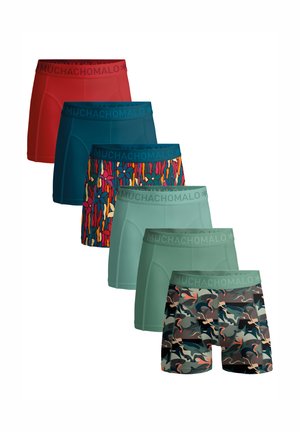Boxershorts voor mannen in rood-, teal- en groentinten, met een levendig abstract patroon, effen ontwerpen en camouflageaccenten. Inclusief elastische taillebanden.