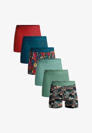 Muške bokserice u crvenim, tirkiznim i zelenim nijansama, s vibrantnim apstraktnim uzorkom, jednobojnim dizajnom i kamuflažnim detaljima. Uključeni su elastični pojas.