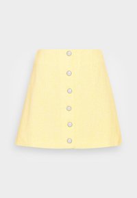 Jupe A-line jaune en tissu texturé, avec six boutons blancs sur le devant, offrant un design classique avec une légère évasement.