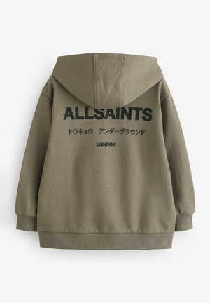 Oliva žalios spalvos džemperis su gobtuvu ir ilgomis rankovėmis. Nugaros dalyje yra didelis juodas tekstas: "ALLSAINTS" ir "LONDON", kartu su japonų simboliais.