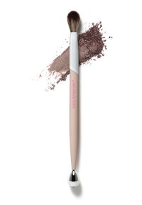 Mischpinsel mit einer spitz zulaufenden, weichen Borstenkopf. Der Griff hat einen beigefarbenen Körper mit silbernen Akzenten und einem metallischen, tropfenförmigen Ende. Braunes Puder daneben.
