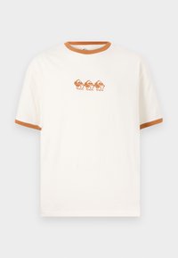 Camiseta blanca de algodón con mangas cortas y un cuello redondo naranja. Presenta tres gráficos estilizados de montañas en naranja en el pecho.