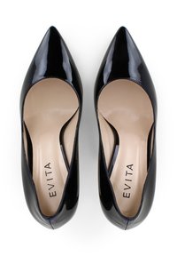 Zwarte gepatineerde leren pumps met pointed toes en een uitsnijding aan de zijkanten, met een beige interieur en 'EVITA' branding.