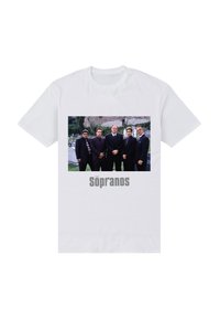 Bílý bavlněný tričko s potiskem scény, na které je pět postav v tmavých oblecích. Text níže zní "The Sopranos" v tučném šedém písmu.