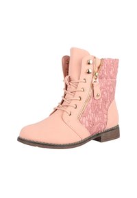 Botines rosas con un frente de cuero liso y parte trasera de encaje texturizado, con herrajes dorados, cordones y una cremallera lateral. Suela plana de madera.