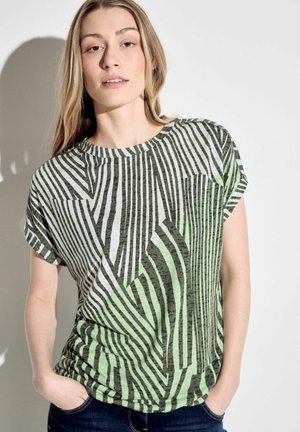 T-shirt à manches courtes rayé vert et gris, avec une coupe décontractée, présentant un motif texturé et un col rond.