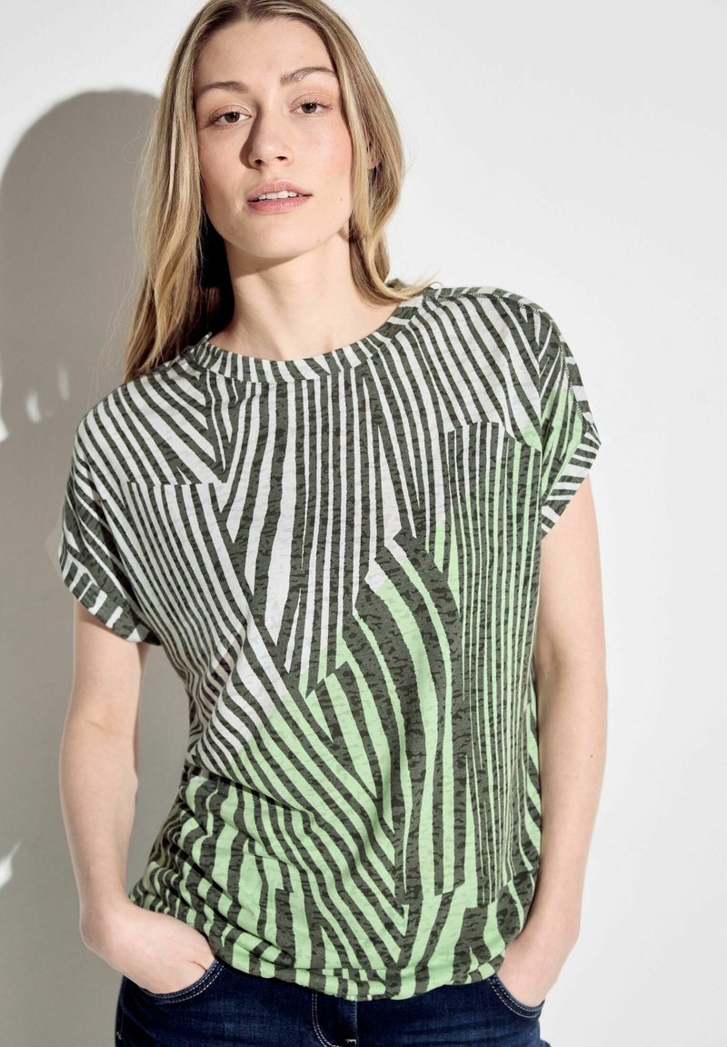 T-shirt a maniche corte a righe verdi e grigie con vestibilità rilassata, caratterizzato da un motivo testurizzato e un collo rotondo.