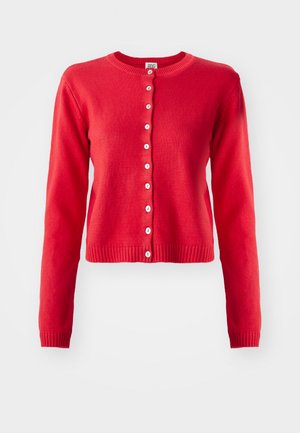 Cardigan lavorato a maglia rosso con scollatura rotonda, maniche lunghe e chiusura a bottoni. Presenta bottoni bianchi e polsini e orlo a coste.