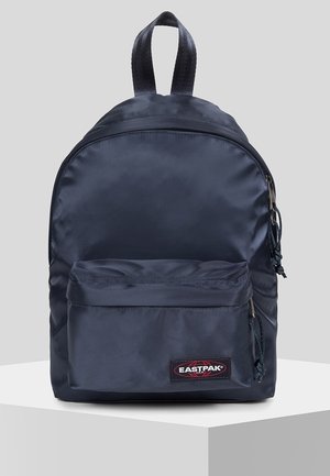 Marineblauer Eastpak-Rucksack mit vorderer Reißverschlusstasche, Tragegriff oben und zwei Reißverschlüssen vor einem schlichten hellgrauen Hintergrund.