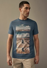 Next MOTORBIKE GRAPHIC   - REGULAR FIT - Marškinėliai su spaudiniu - blue