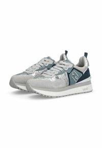 Par af lave sneakers med grå, sølv og teal paneler, hvide snørebånd, tekstureret mellemsål og løkker på hælen og tungen.