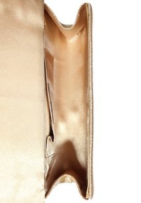 Złota kopertówka z satynowym wykończeniem o gładkim, minimalistycznym designie. Wnętrze wyściełane jest gładką podszewką i posiada małą boczn�ą kieszonkę na niezbędne drobiazgi.