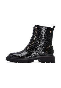 Botas tobilleras de imitación de cuero negro con un patrón de serpiente texturizado, ojales dorados y tachuelas en el lateral. Suela de goma negra gruesa.