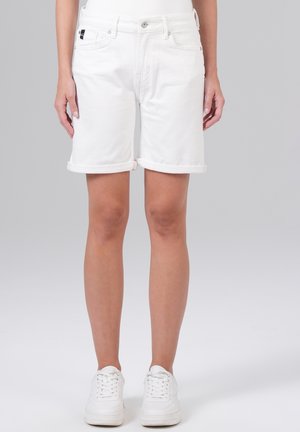 Weißer Denim-Shorts mit umgekrempelten Säumen, ausgestattet mit einem Reißverschluss und Knopfverschluss vorne, zwei seitlichen Taschen und dezenten Nähdetails.