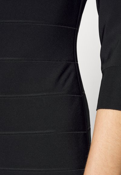 Musthave mustrida mustriba tekstuuri, sobiv disain ja kolmeveerandvarrukad. Õmbluste detailid lisavad kangale visuaalset huvi.