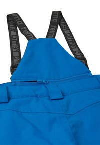 Salopettes imperméables bleues avec des bretelles noires ajustables, dotées d'une fermeture éclair et de poches plates à l'avant pour le rangement.