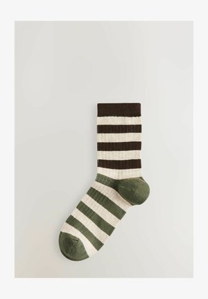 Gestreepte sokken met een donkerbruin manchet en afwisselend crème en olijfgroene strepen, gemaakt van een zachte breimateriaal.