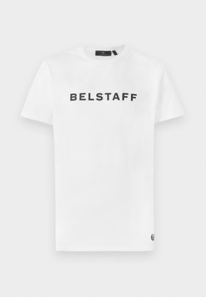 T-shirt de algodão branco com um logo preto "BELSTAFF" na parte da frente. Gola redonda clássica e mangas curtas com um pequeno detalhe do logo na bainha.