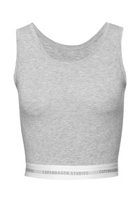Sivý bezrukávový crop top vyrobený z jemného materiálu, s okrúhlym výstrihom a bielym elastickým pásom s potlačou "COPENHAGEN STUDIOS".
