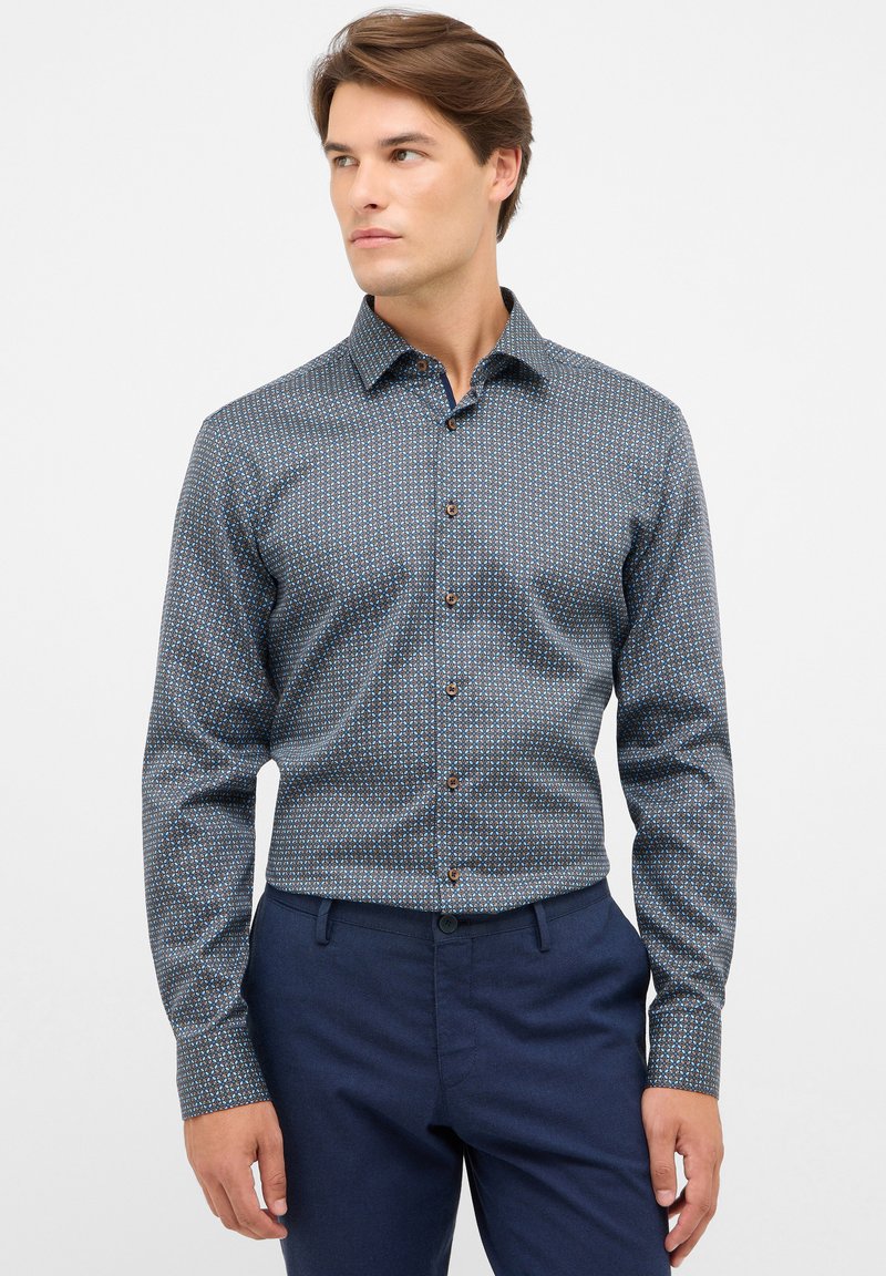 Marineblauwe gestreepte shirt met een button-down kraag, voorzien van kleine lichtblauwe en witte geometrische ontwerpen en bruine knopen.