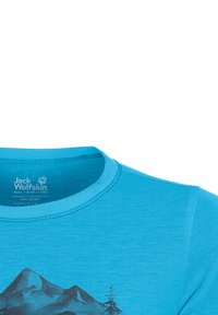 Μπλε παιδικό πουκάμισο Jack Wolfskin με γραφικό βουνό και δέντρο μπροστά και στρογγυλή λαιμόκοψη.