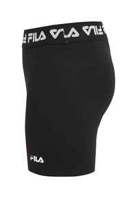 Svarta shorts med en slät textur, med en vit FILA-logotyp på midjebandet och nedre delen av benet. Tätt sittande design.