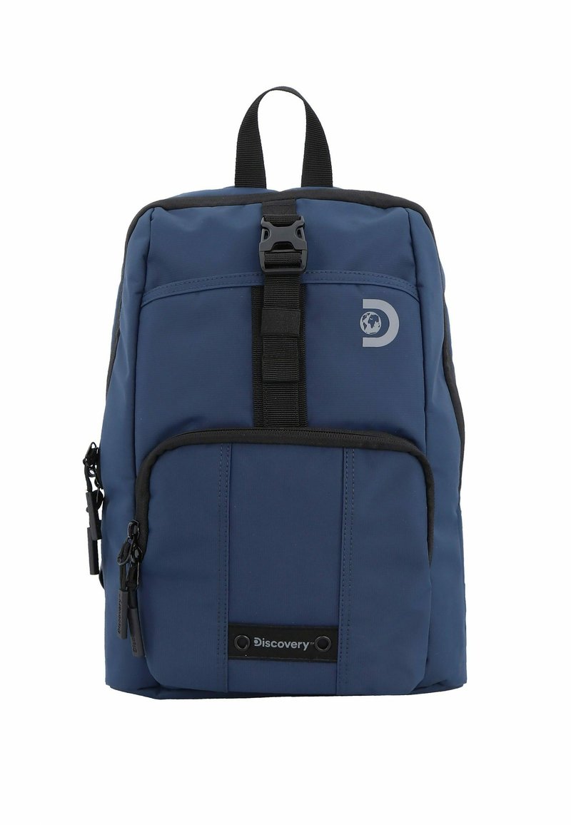 Zaino blu navy dalla forma rettangolare, realizzato in tessuto resistente, dotato di una tasca frontale con zip, spallacci regolabili e dettagli con logo.