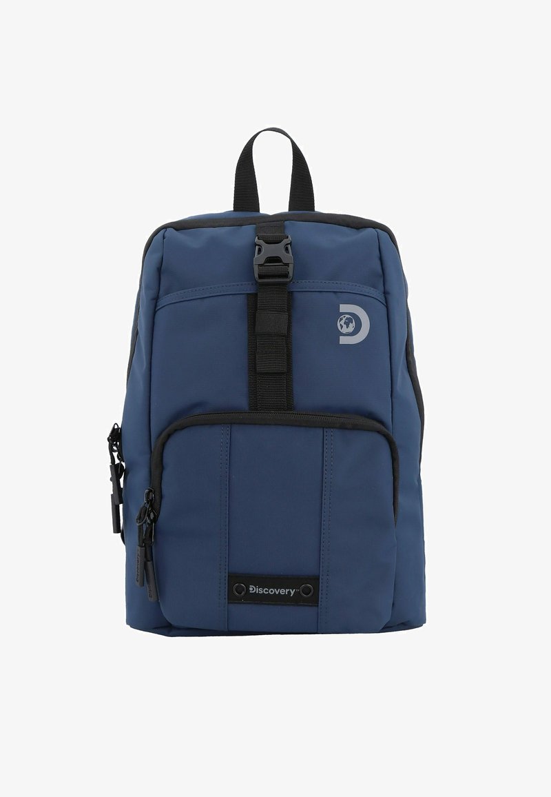 Mochila azul marino con forma rectangular, fabricada con un tejido duradero, que presenta un bolsillo frontal con cremallera, correas ajustables y detalles con el logo.