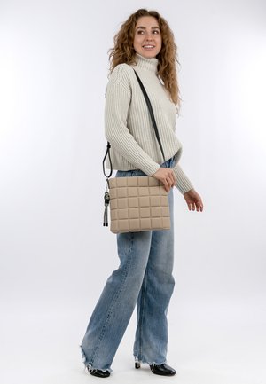 JANCY - Schoudertas - beige