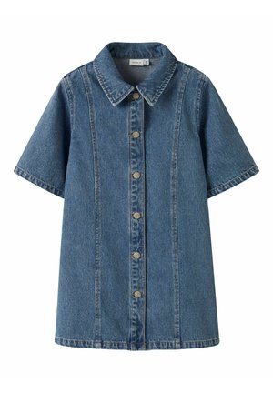 Kortærmet blå denim skjortekjole med knaplukning foran og klassisk krave, med lodrette sømdetaljer.