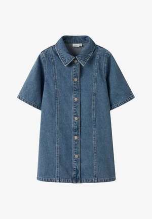 Haljina od plave traper tkanine kratkih rukava s kopčanjem na prednjoj strani i klasičnim ovratnikom, s detaljima okomitih šavova.