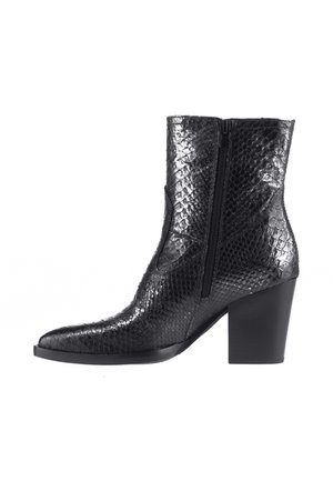 Bota negra de cuero hasta la mitad de la pantorrilla con textura de piel de serpiente, cremallera lateral, punta afilada y tacón alto de bloque.