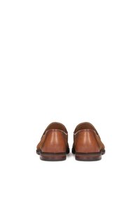 Pantofi din piele maro cu un finisaj lustruit, având un design simplu, vârful rotunjit și un toc din suede texturat în contrast.