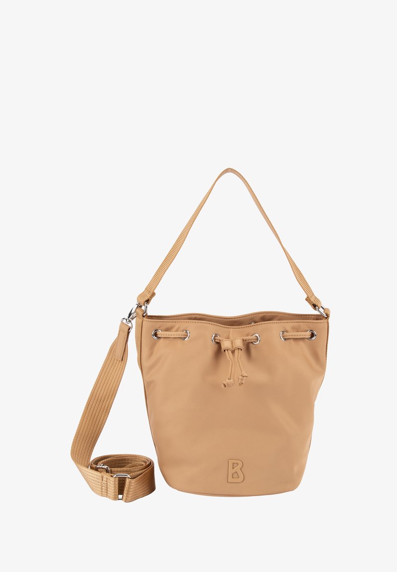 Tan kleurige bucketbag van glad materiaal, met een trekkoordsluiting, zilverkleurige hardware en een afneembare riem voor veelzijdig dragen.