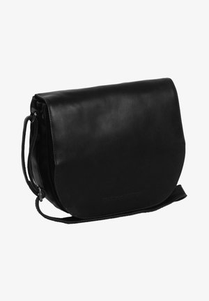Bolso mensajero de cuero negro con una solapa curvada, correa ajustable y sutil branding en relieve en la parte frontal. Textura suave, diseño minimalista.