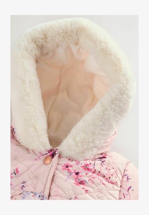 Roosa tikitud jakk lillemustriga; pehme valge kunstkarv vooder kapuutsis ja kaelaäärtes; nupuga kinnitamine.