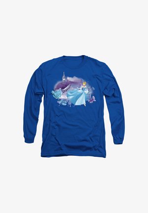 Blaues Langarm-T-Shirt mit einer Cinderella-Grafik in einem hellblauen Kleid, umgeben von einem fantasievollen Hintergrund mit einem Uhrturm und floralen Akzenten.