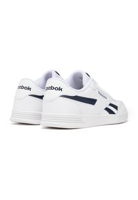 Zapatillas de cuero blancas con un acabado suave, acentos en azul marino y logo de "Reebok" en el talón y el costado, con una mediasuela acolchada.