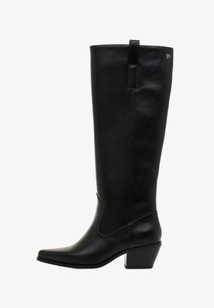 Botas de cuero negras hasta la rodilla con punta afilada y tacón cuadrado. Presentan líneas limpias y una pestaña en la parte posterior para facilitarlas al ponerlas.