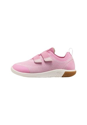 Lichtroze gebreide sneaker met twee klittenbandsluitingen, witte zool met ribbelpatroon en bruine rubberen grip bij de hiel.