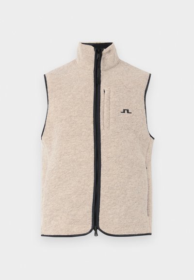 Beige Fleece-Weste mit hohem Kragen, Reißverschluss vorne und Seitentaschen; verfügt über einen dunklen Besatz und ein kleines schwarzes Logo auf der Brust.