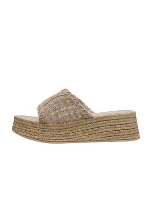 Sandalia tipo espadrille en color beige tejido con una gruesa suela de plataforma de yute trenzado y una amplia correa superior texturizada.