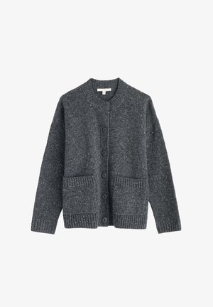 Cardigan gris foncé en tissu tricoté texturé. Il présente un col rond, une fermeture à boutons à l'avant et deux poches avant avec des détails en côtes.